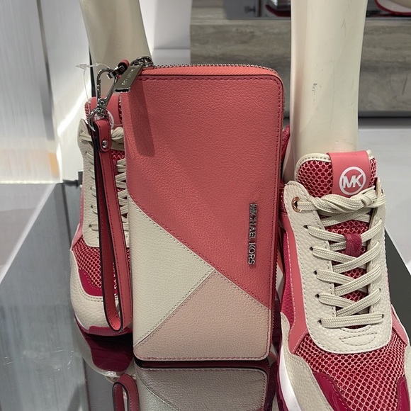 MICHAEL KORS LARGE TRAVEL CONTINENTAL WRISTLET WALLET PHONEHOLDER Tea Rose Multi - Picture 3 of 16